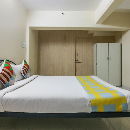 Flagship Cozy Stay Kharghar Koparpāda Exteriör bild